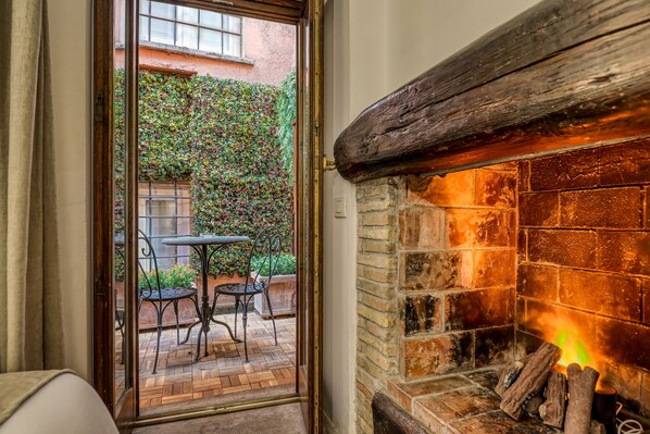 Minibar, in-room safe, individually decorated, individually furnished - Luxury Navona (Rome)