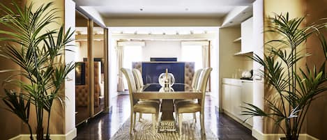 Suite Royal, en edificio contiguo | Área de sala de estar | Televisión LED