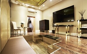 Suite – junior | Memory foam-senger, minibar, safe på rommet og skrivebord for bærbar PC