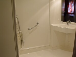 Double Room, Non Smoking | Bathroom | Shower, towels