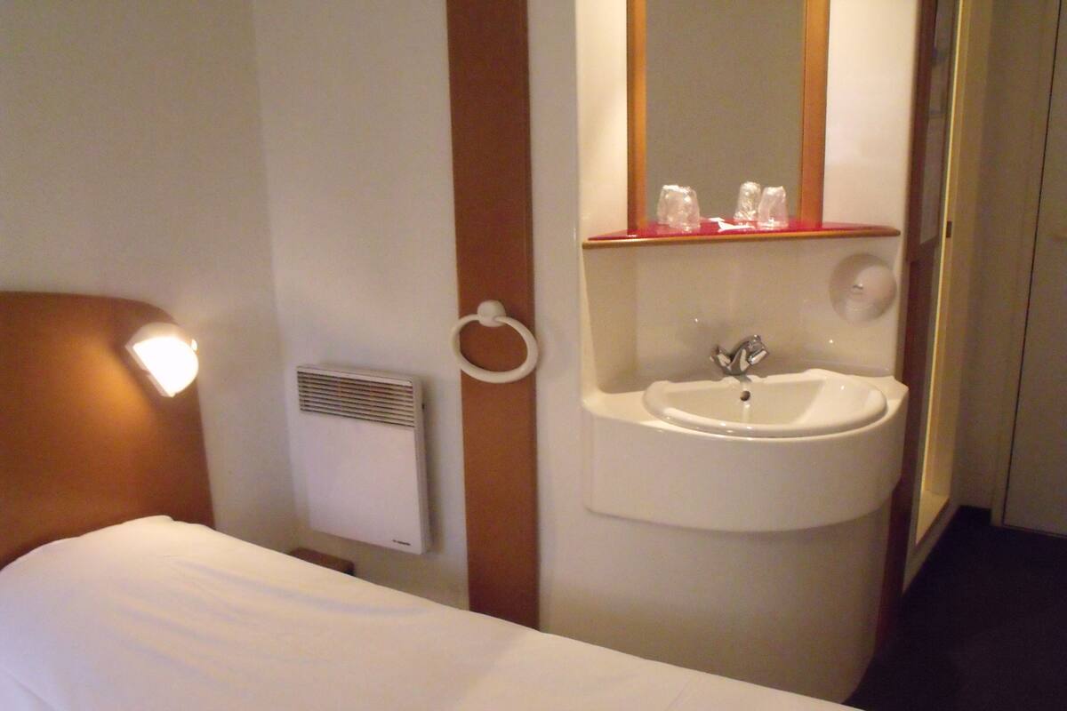 Desk, soundproofing, free WiFi, bed sheets