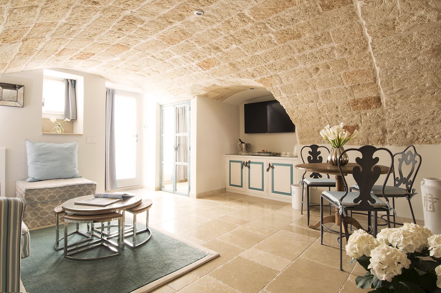 romantic suite, hot tub (150 metri dall'edificio principale) | living area | tv