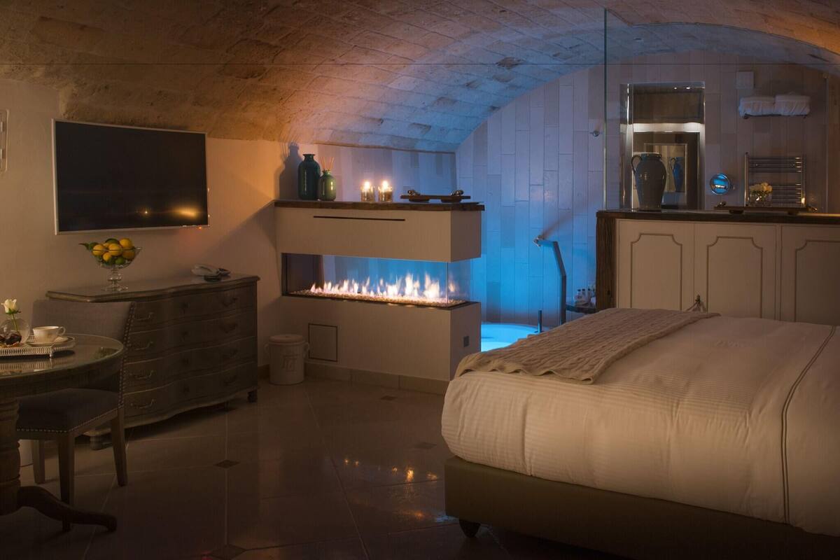 Premium bedding, pillowtop beds, minibar, in-room safe