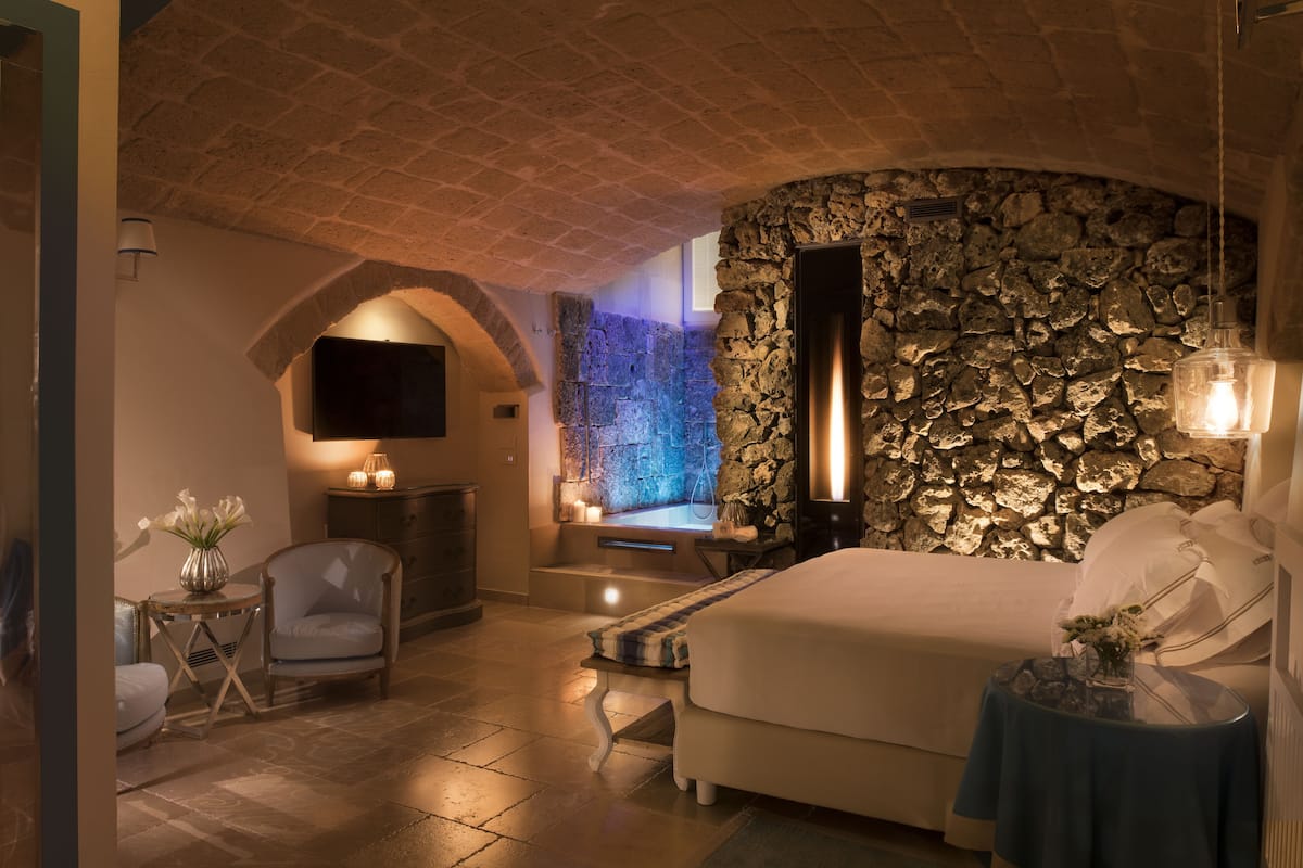 Romantic Suite, Hot Tub (150 metri dall'edificio principale) | 1 bedroom, premium bedding, pillowtop beds, minibar