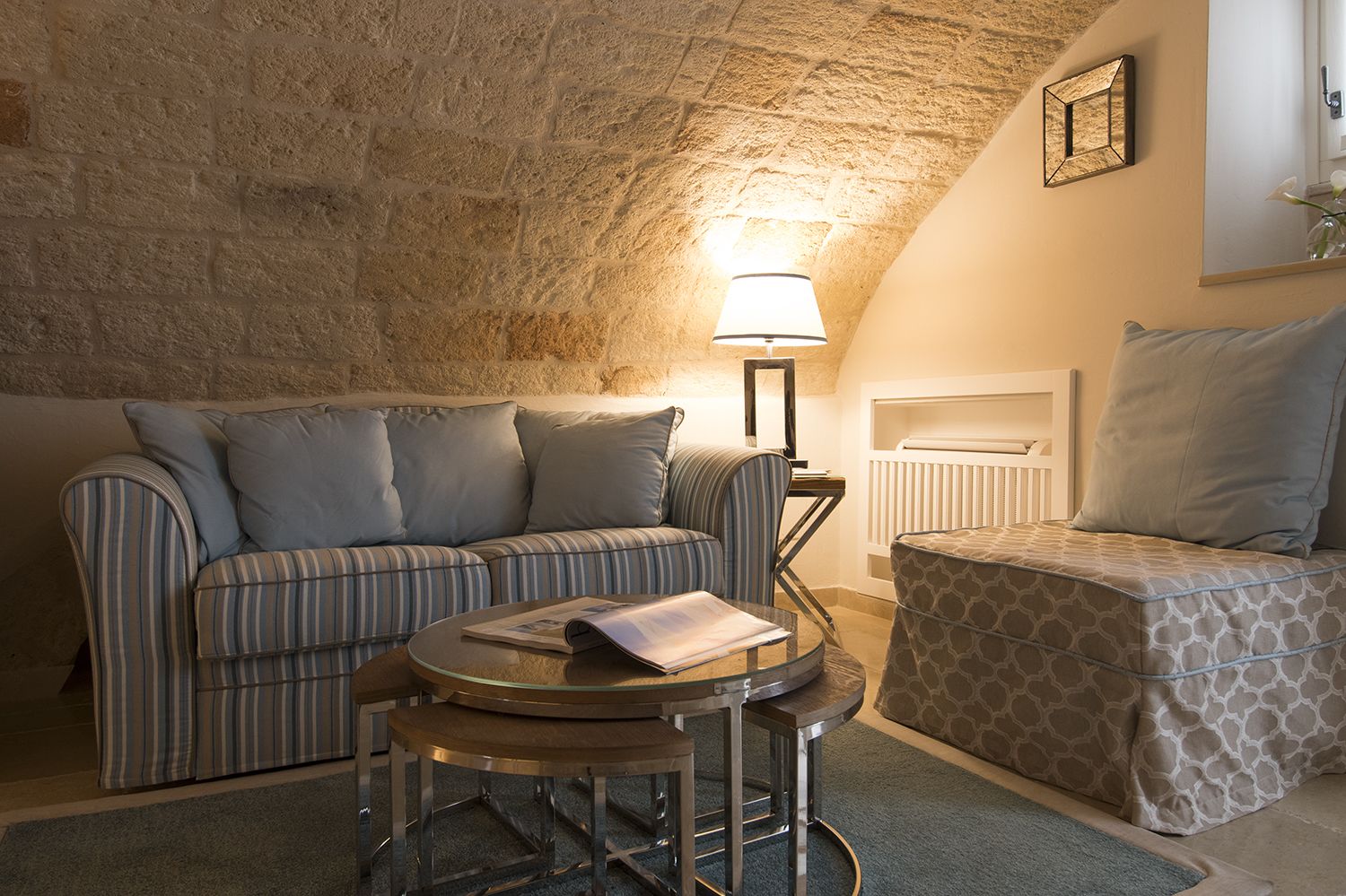 romantic suite, hot tub (150 metri dall'edificio principale) | living area | tv