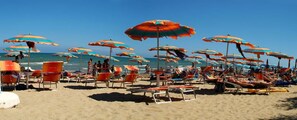 On the beach, free beach shuttle, sun loungers, beach umbrellas - Hotel Residence Adria (Rodi Garganico)
