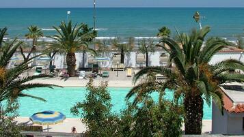 Una piscina techada, una piscina al aire libre de temporada