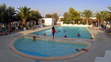 Una piscina techada, una piscina al aire libre de temporada