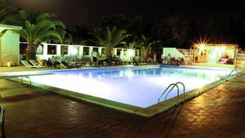 Piscine couverte, piscine extérieure (ouverte en saison)