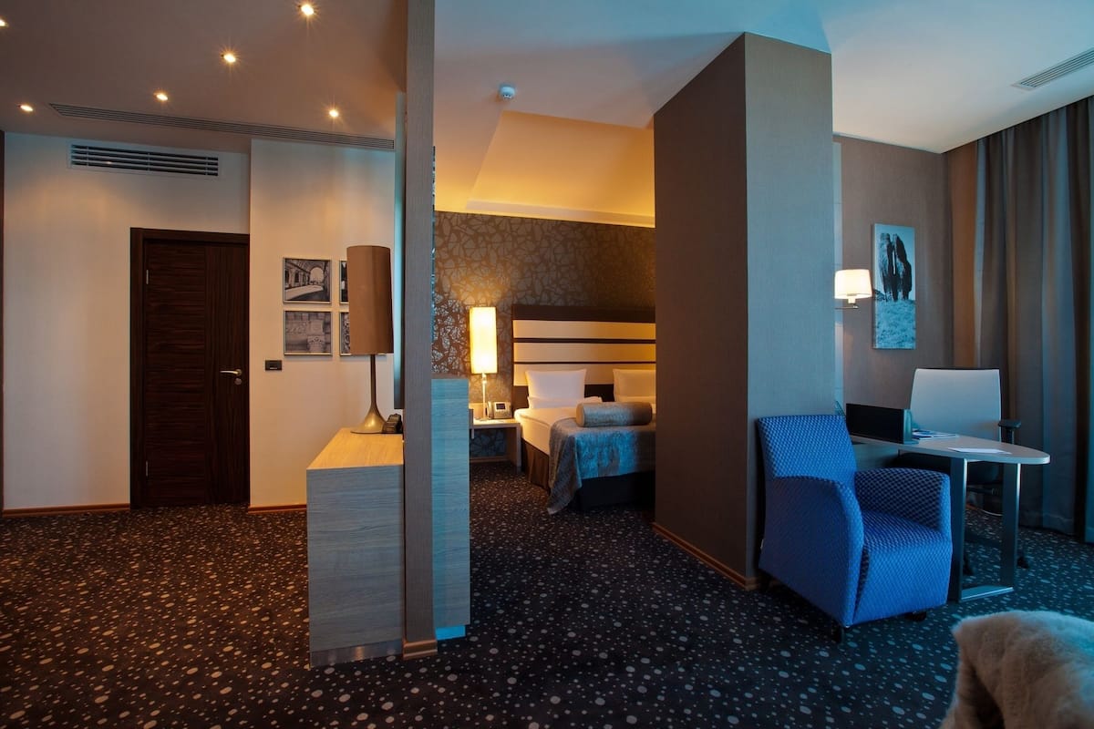 Executive Room | Living area | 40-inch LCD TV with satellite channels, TV