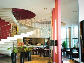 บริการอาหารกลางวันและอาหารเย็น