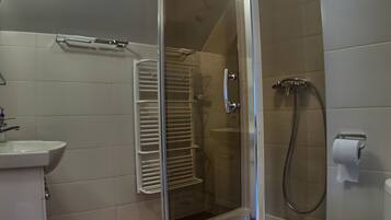 Quarto casal conforto | Banheiro | Chuveiro, secador de cabelo, toalhas de banho