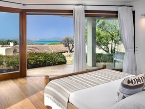 A bedroom with a large window, a bed, and a view of the sea. - Due Lune Puntaldia Resort & Golf a member of Small Luxury Hotels of the World (San Teodoro)