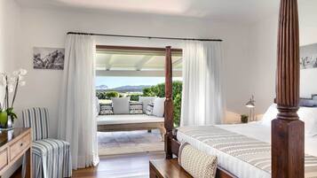 Luxury-Villa, Meerblick | Allergikerbettwaren, Minibar, Zimmersafe, Schreibtisch