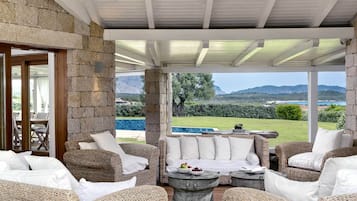 Villa Luxury, vista mare | Biancheria da letto ipoallergenica, minibar, una cassaforte in camera
