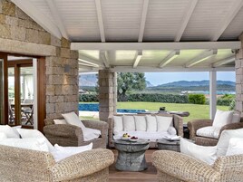 Vila superluxo, vista para o mar | Roupas de cama antialérgicas, frigobar, cofres nos quartos, escrivaninha