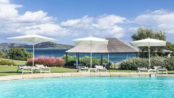 Piscina all'aperto, ombrelloni da piscina, lettini