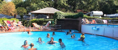 2 piscines extérieures, chaises longues