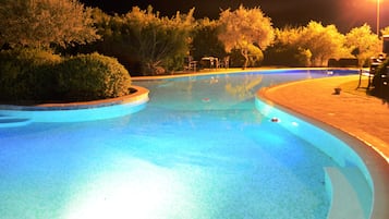 Piscine extérieure (ouverte en saison), parasols de plage