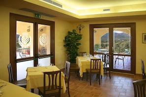 Se sirven desayunos, comidas y cocina italiana con vista a la alberca
