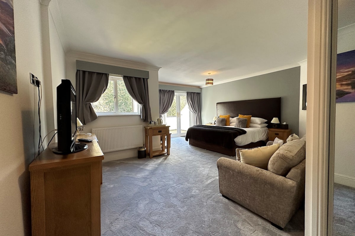 1 bedroom, hypo-allergenic bedding, blackout curtains