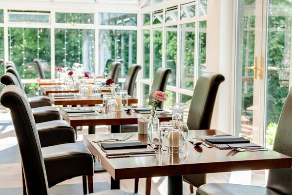 2 restaurants, breakfast, dinner served; local cuisine