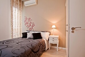 Standard Double or Twin Room | Memory foam beds, free cribs/infant beds, rollaway beds, free WiFi - Hostal Foster (Madrid)
