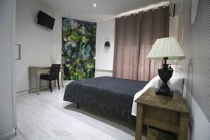Standard Double or Twin Room | Memory foam beds, free cribs/infant beds, rollaway beds, free WiFi - Hostal Foster (Madrid)
