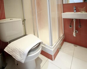 Free toiletries, hair dryer, towels - Hostal Foster (Madrid)
