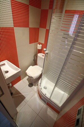 Gratis toiletartikelen, een haardroger, handdoeken