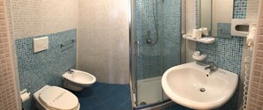 Economy Double Room | Bathroom | Shower, rainfall showerhead, free toiletries, hair dryer