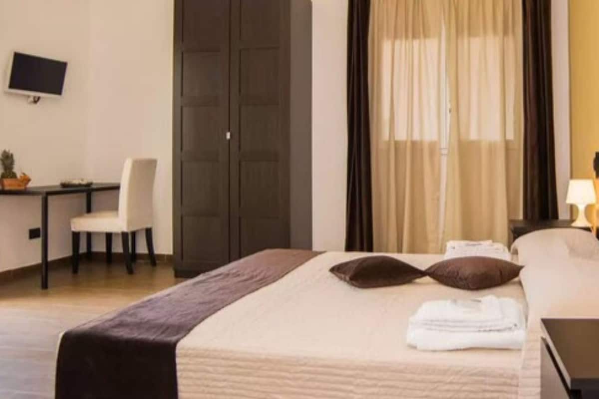 Phòng, tòa nhà phụ (Calabernardo- Viale Rosa Dei Venti) | Bộ trải giường bằng vải Frette của Ý, nệm Select Comfort, minibar 