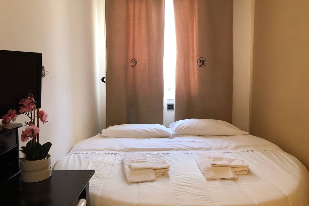 Phòng đôi Economy | Bộ trải giường bằng vải Frette của Ý, nệm Select Comfort, minibar 
