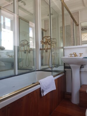 Superior Apartment, Private Pool | Bathroom | Hair dryer, bidet, towels