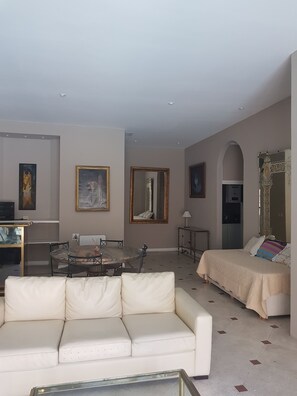 Apartamento superior, piscina particular | Cofres nos quartos, ferros/tábuas de passar roupa, Wi-Fi de cortesia