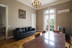 Een kluis op de kamer, een strijkplank/strijkijzer, gratis wifi