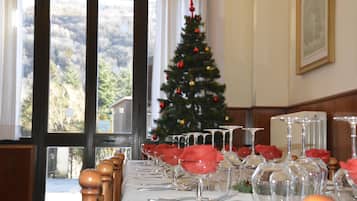 Se sirven desayunos, comidas y cocina regional con vista al jardín