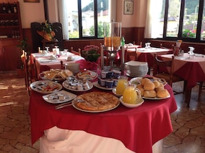 Free daily buffet breakfast - Albergo Sala (Valbrona)