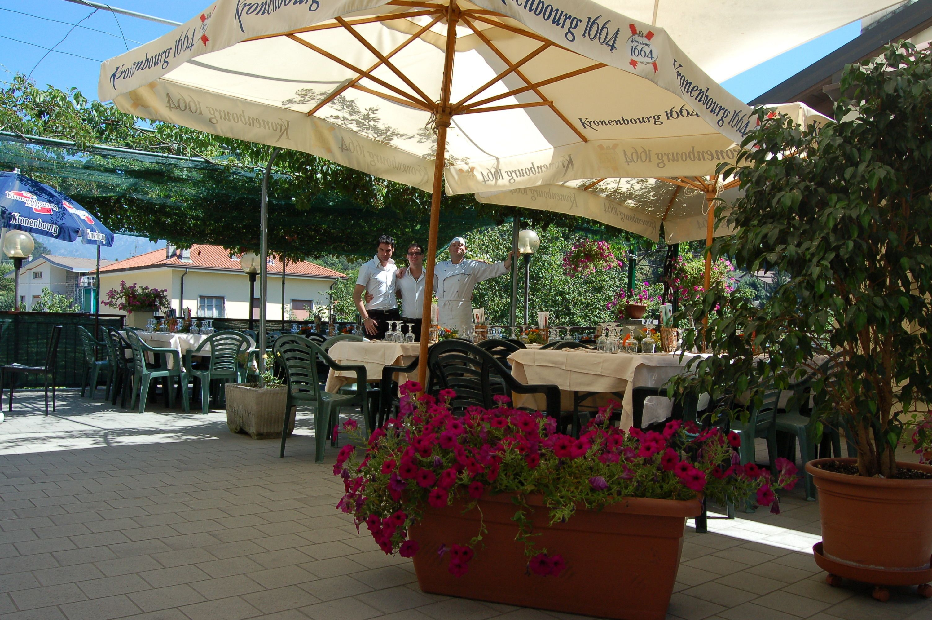 Se sirven desayunos y almuerzos; cocina regional; con vista al jardín