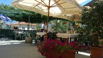 Se sirven desayunos y almuerzos; cocina regional; con vista al jardín