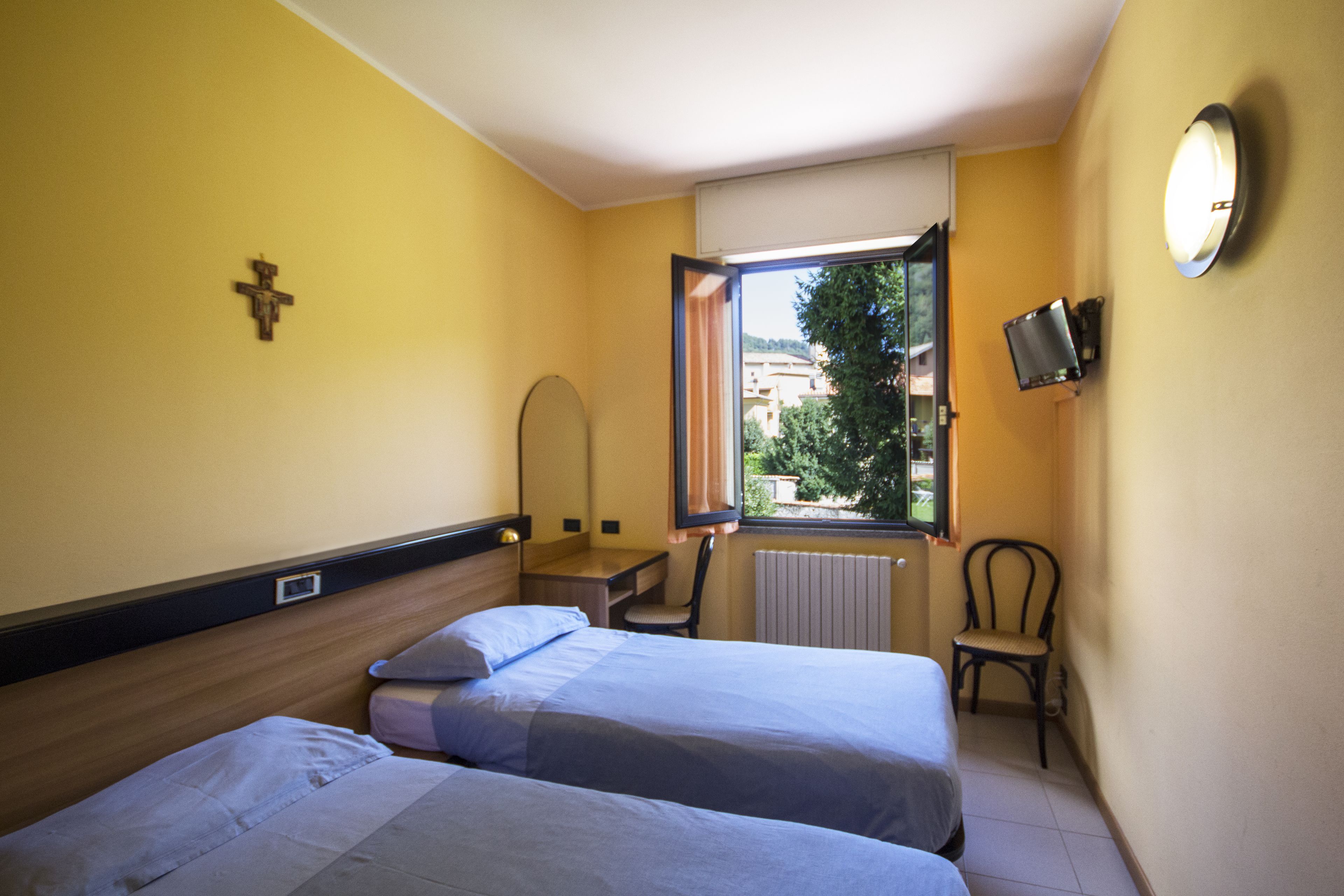single room | desk, blackout curtains, free wifi, wheelchair access