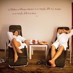 Salas de tratamiento para parejas, un sauna, una bañera de hidromasaje