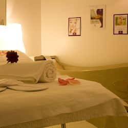 Couples treatment room(s), sauna, hot tub, steam room