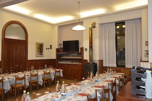 Breakfast, lunch, dinner served; Regional cuisine, garden views