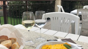 Se sirven desayunos, comidas y cocina regional con vista al jardín