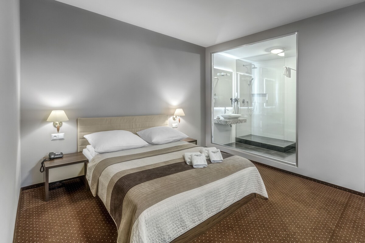 Pillowtop beds, in-room safe, desk, blackout drapes