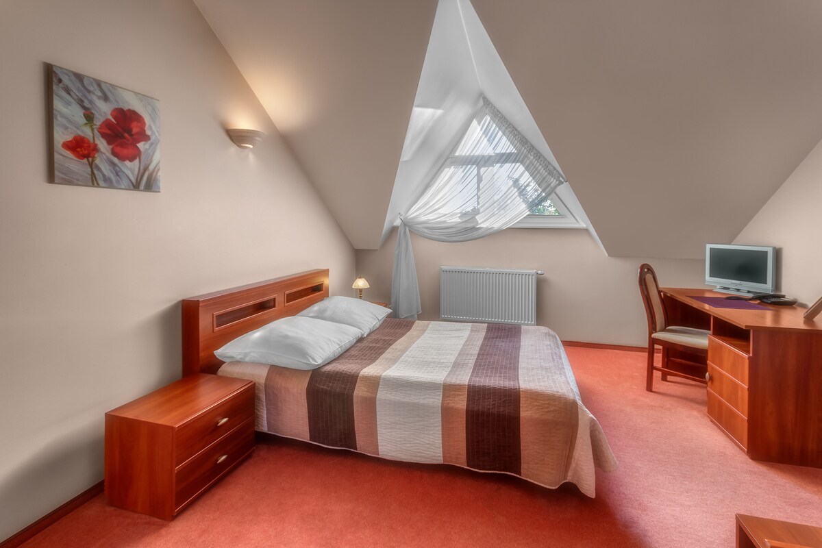 Pillowtop beds, in-room safe, desk, blackout drapes