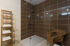Comfort Triple Room | Bathroom shower - Hotel Arvor (Dinan)