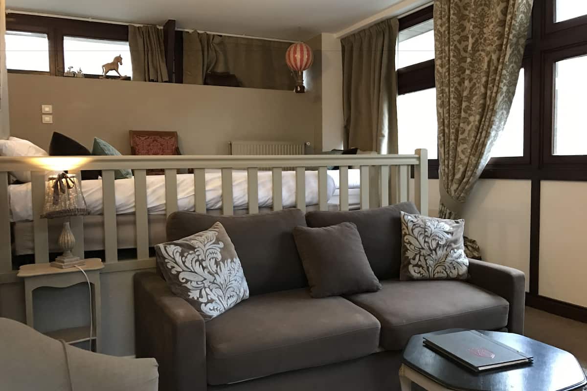 deluxe suite | living area | 57-cm tv with digital channels