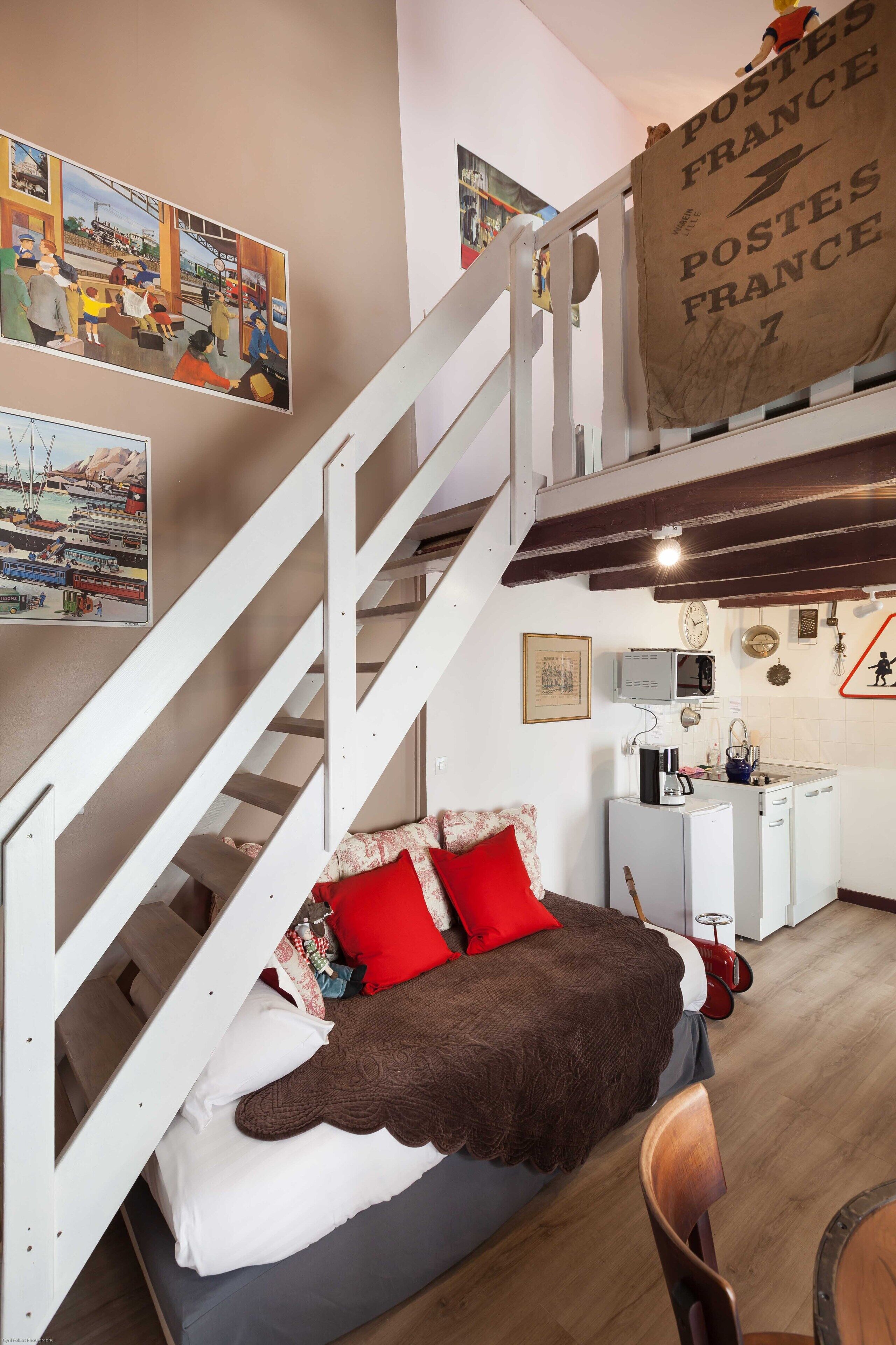 apartment | living area | 57-cm tv with digital channels